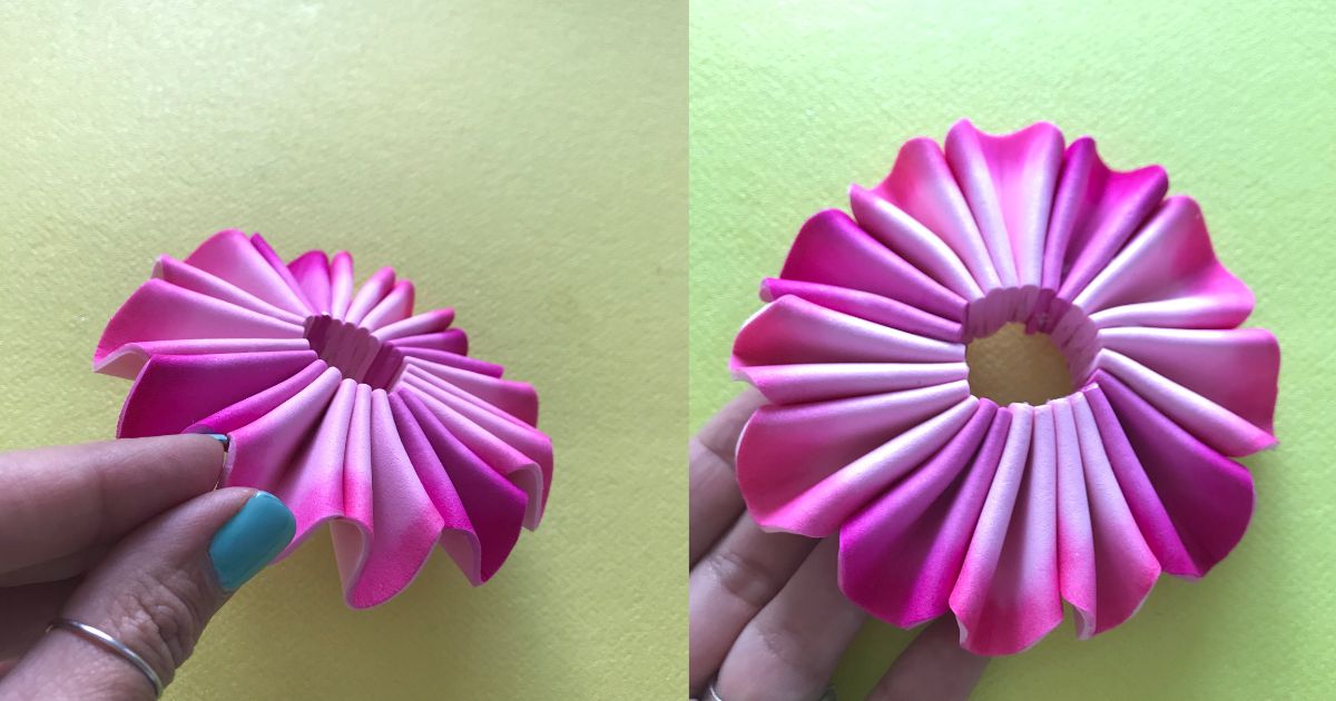 flor-con-petalos-formados-con-goma-eva-color-rosa-y-con-borde-acentuado-con-sharpie-fuschia