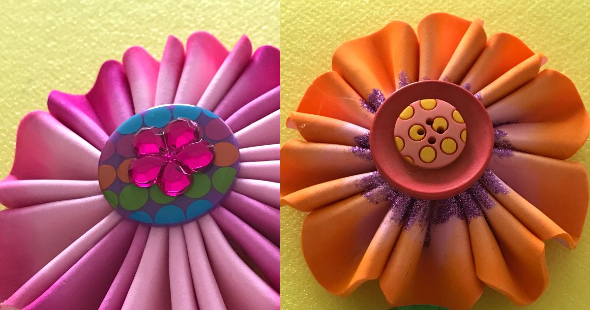 flores-con-petalos-formados-con-goma-eva-y-decoradas-en-el-centro-con-botones-coloridos